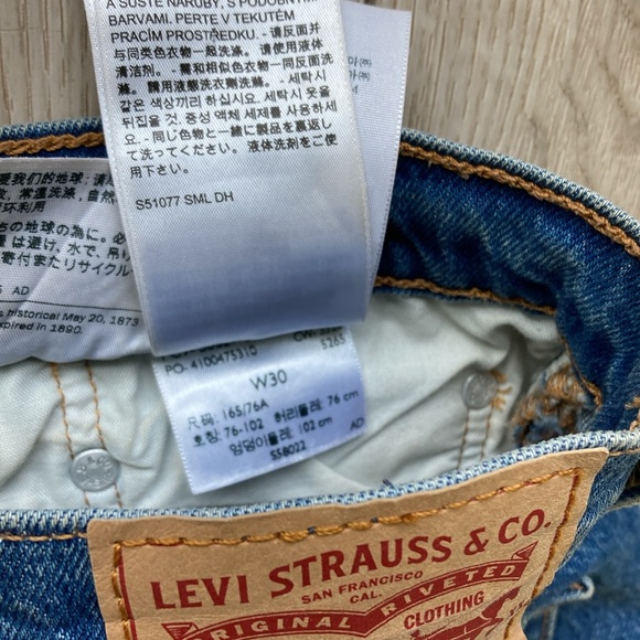 LEVI’S Denim Shorts Women Cut-Off 501 Medium Denim US 30 Red Tab - Picture 8 of 9